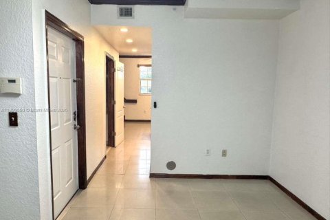 Condo in Hialeah, Florida, 2 bedrooms  № 2052896 - photo 11