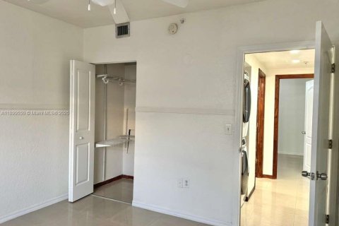 Condo in Hialeah, Florida, 2 bedrooms  № 2052896 - photo 12