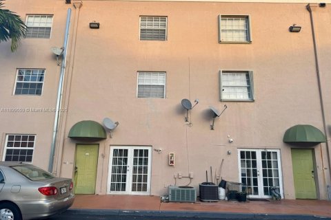 Condo in Hialeah, Florida, 2 bedrooms  № 2052896