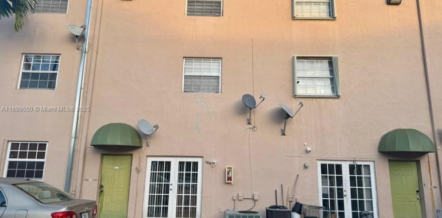 Condo in Hialeah, Florida, 2 bedrooms  № 2052896