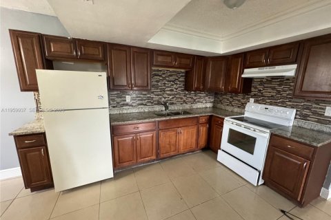 Casa en venta en Sunrise, Florida, 5 dormitorios, 142.79 m2 № 2027074 - foto 5