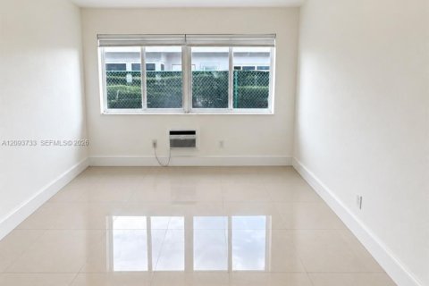 Villa ou maison à louer à Miami Beach, Floride: 1 chambre, 60.39 m2 № 2382506 - photo 11