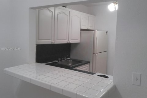 Снять в аренду кондоминиум в Майами-Бич, Флорида 34.37м2, № 2075841 - фото 2