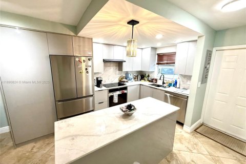 Condominio en alquiler en Oakland Park, Florida, 2 dormitorios, 92.9 m2 № 1944334 - foto 1