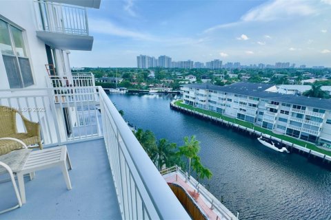 Condominio en venta en Hallandale Beach, Florida, 2 dormitorios, 114.92 m2 № 1992782 - foto 4