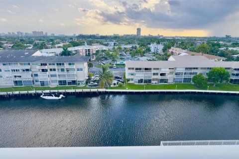 Condominio en venta en Hallandale Beach, Florida, 2 dormitorios, 114.92 m2 № 1992782 - foto 3