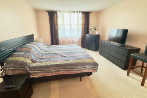 Condominio en venta en Hallandale Beach, Florida, 2 dormitorios, 114.92 m2 № 1992782 - foto 13