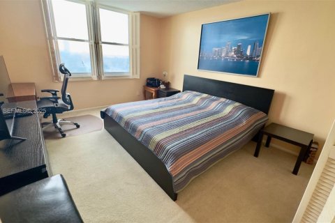 Condominio en venta en Hallandale Beach, Florida, 2 dormitorios, 114.92 m2 № 1992782 - foto 18