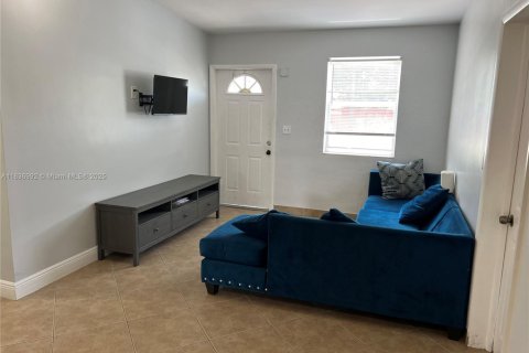 Casa en venta en Pompano Beach, Florida, 7 dormitorios, 155.61 m2 № 1834206 - foto 10
