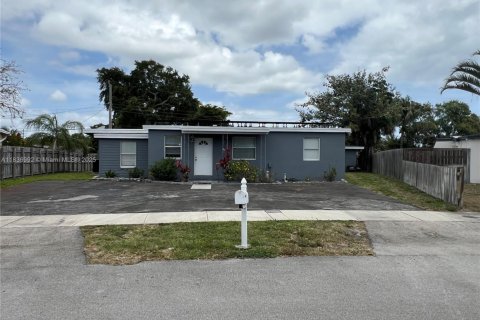 Casa en venta en Pompano Beach, Florida, 7 dormitorios, 155.61 m2 № 1834206 - foto 1