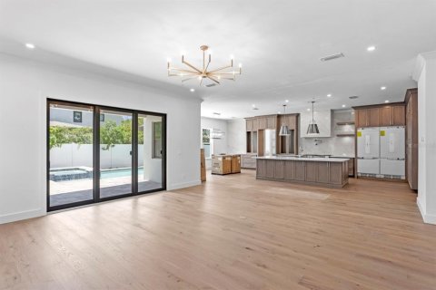 Casa en venta en Tampa, Florida, 6 dormitorios, 400.69 m2 № 1618378 - foto 12