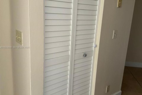 Copropriété à louer à Coral Springs, Floride: 2 chambres, 91.42 m2 № 1982135 - photo 11