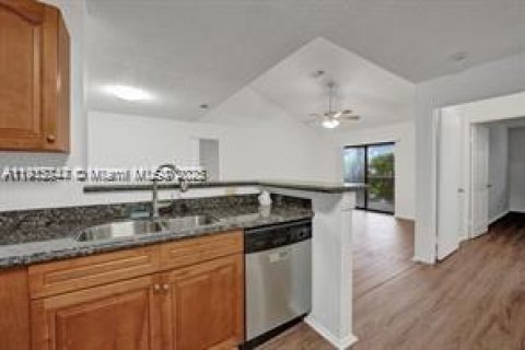 Condominio en alquiler en Coral Springs, Florida, 2 dormitorios, 103.49 m2 № 1968743 - foto 2