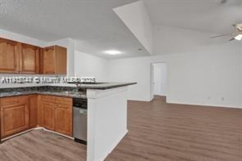 Condominio en alquiler en Coral Springs, Florida, 2 dormitorios, 103.49 m2 № 1968743 - foto 3