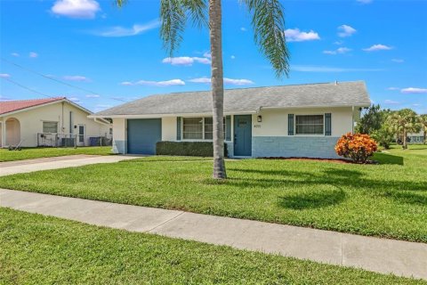 Casa en North Fort Myers, Florida 3 dormitorios, 115.76 m2 № 2132501