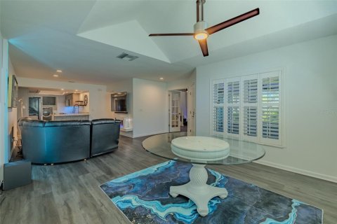 Condo in Sun City Center, Florida, 2 bedrooms № 2207534 - photo 11