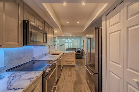 Condo in Sun City Center, Florida, 2 bedrooms № 2207534 - photo 23