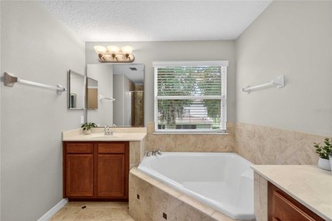 House in Eustis, Florida 5 bedrooms, 258.45 sq.m. № 2107616 - photo 23
