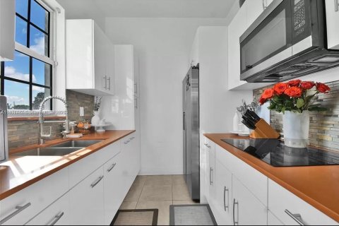 House in Miami, Florida 3 bedrooms, 97.92 sq.m. № 1862554 - photo 8