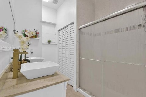 House in Miami, Florida 3 bedrooms, 97.92 sq.m. № 1862554 - photo 20