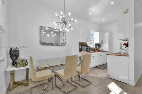 House in Miami, Florida 3 bedrooms, 97.92 sq.m. № 1862554 - photo 10