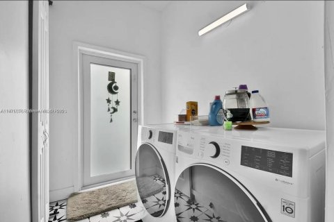 House in Miami, Florida 3 bedrooms, 97.92 sq.m. № 1862554 - photo 11