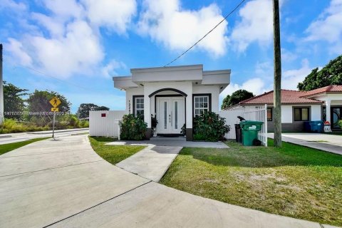 House in Miami, Florida 3 bedrooms, 97.92 sq.m. № 1862554 - photo 1