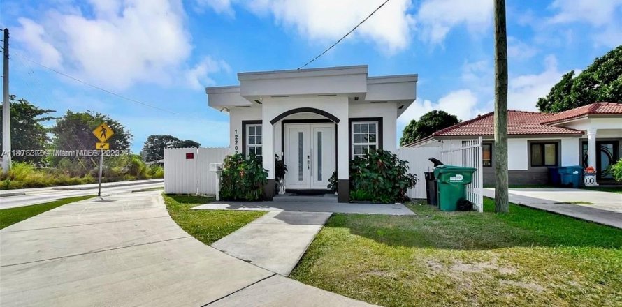 House in Miami, Florida 3 bedrooms, 97.92 sq.m. № 1862554