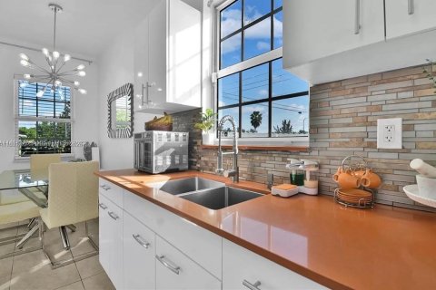 House in Miami, Florida 3 bedrooms, 97.92 sq.m. № 1862554 - photo 9
