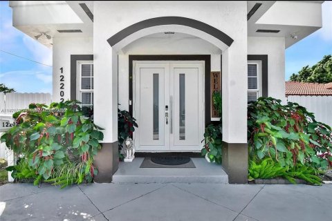 House in Miami, Florida 3 bedrooms, 97.92 sq.m. № 1862554 - photo 2