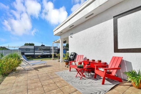 House in Miami, Florida 3 bedrooms, 97.92 sq.m. № 1862554 - photo 26