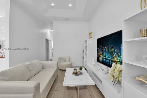 House in Miami, Florida 3 bedrooms, 97.92 sq.m. № 1862554 - photo 5
