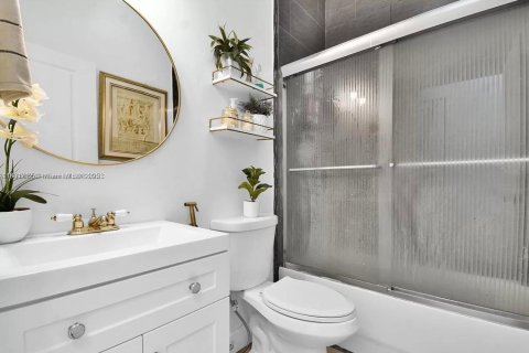 House in Miami, Florida 3 bedrooms, 97.92 sq.m. № 1862554 - photo 15