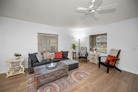Villa ou maison à vendre à Tarpon Springs, Floride: 3 chambres, 172.05 m2 № 1725464 - photo 9