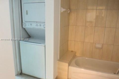 Condo in Miami, Florida, 1 bedroom  № 1920755 - photo 11