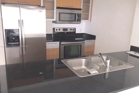Condo in Miami, Florida, 1 bedroom  № 1920755 - photo 2