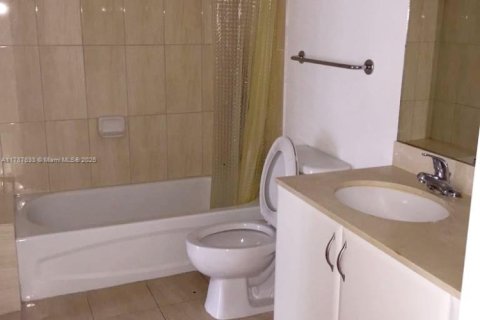 Condo in Miami, Florida, 1 bedroom  № 1920755 - photo 10