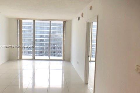 Condo in Miami, Florida, 1 bedroom  № 1920755 - photo 3