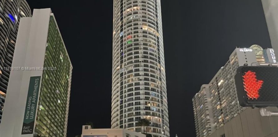 Condominio en Miami, Florida, 2 dormitorios № 1921944