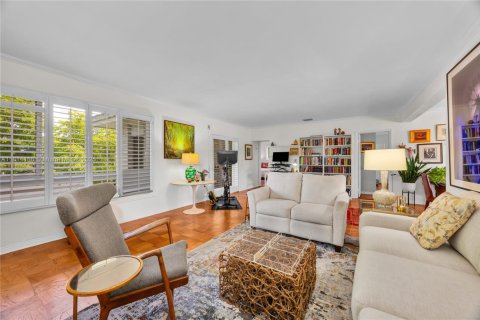 Condo in Coral Gables, Florida, 2 bedrooms № 1963135 - photo 1