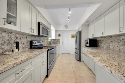 Condo in Coral Gables, Florida, 2 bedrooms № 1963135 - photo 11