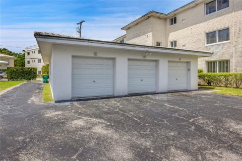 Condo in Coral Gables, Florida, 2 bedrooms № 1963135 - photo 21
