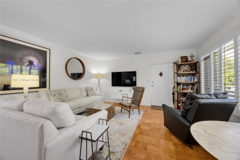 Condo in Coral Gables, Florida, 2 bedrooms № 1963135 - photo 6