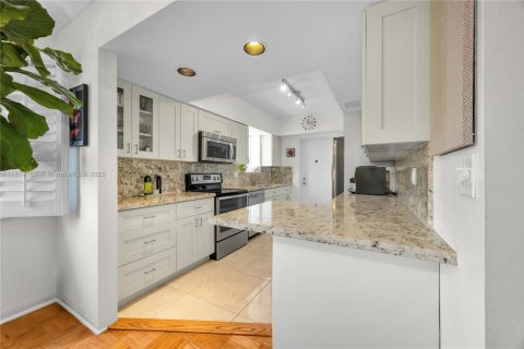 Condo in Coral Gables, Florida, 2 bedrooms № 1963135 - photo 13