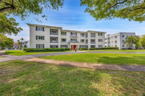 Condo in Coral Gables, Florida, 2 bedrooms № 1963135 - photo 3