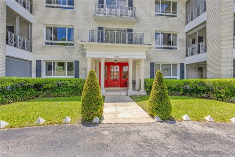 Condo in Coral Gables, Florida, 2 bedrooms № 1963135 - photo 2