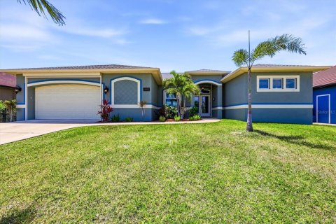 Casa en Port Charlotte, Florida 3 dormitorios, 189.15 m2 № 2202945