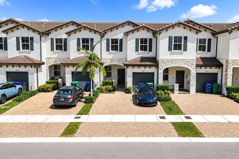 Adosado en Miami, Florida 3 dormitorios, 133.97 m2 № 2315162