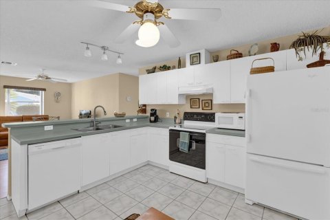 House in The Villages, Florida 2 bedrooms, 104.14 sq.m. № 1509614 - photo 8