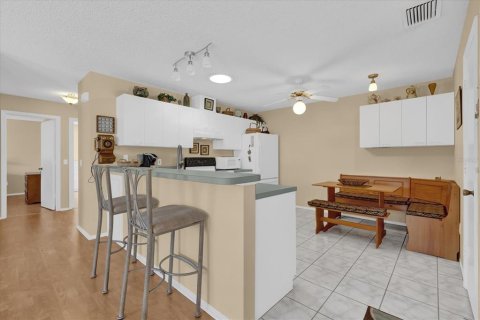 House in The Villages, Florida 2 bedrooms, 104.14 sq.m. № 1509614 - photo 10